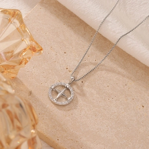 Collier boussole en argent avec anneau en zircon et pendentif étoile sur fond de pierre