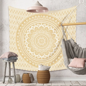 Détail d'une tapisserie murale mandala jaune bohème dans une chambre de style nordique