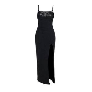 Robe longue noire ajustée avec dentelle fines bretelles et fente latérale sur fond blanc