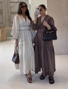 Détail d'une robe longue à manches lanternes avec broderie en dentelle ajourée chic