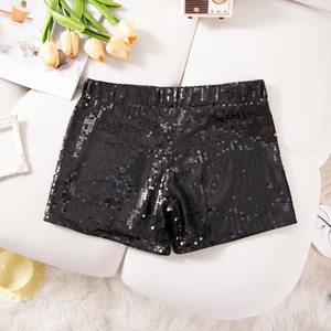 Makroaufnahme der schwarzen Pailletten-Shorts mit hoher Taille auf dem Sofa
