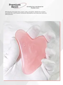 Nahaufnahme des rosa herzförmigen Gua Sha Schabers aus Harz mit Marmorierung
