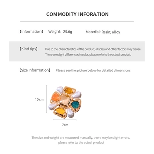 Detailed size and weight chart for the vintage alloy cross brooch in resin
