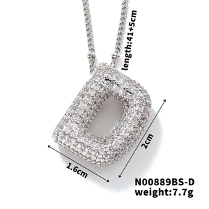 Vue macro du collier pendentif lettre D avec mesures et incrustation de zircon