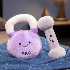 Ensemble peluches haltère et kettlebell mignonnes sur couverture en tricot bleu douillet