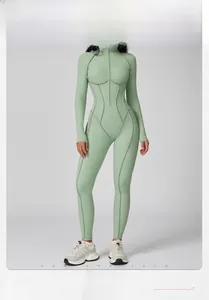 Primo piano del body sportivo verde menta a maniche lunghe con zip frontale e cuciture sagomate
