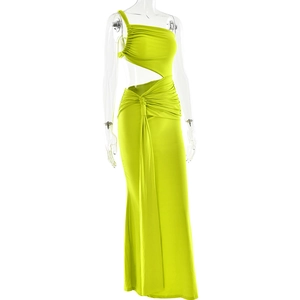 Détail de la robe maxi vert néon à une épaule avec découpe à la taille et fronces