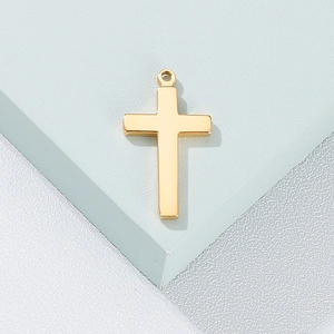 Gros plan d'un pendentif croix dorée brillante au design minimaliste sur fond géométrique