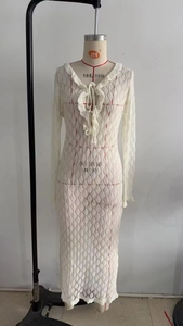 Détails de la robe en dentelle crème avec col en V à volants et fermeture à nouer