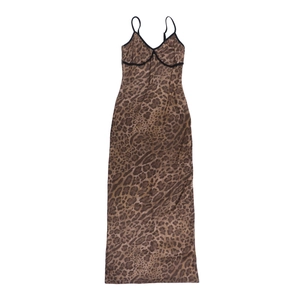 Détail de la robe longue léopard avec motif classique et contraste de bordure noire