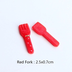 Miniature red dollhouse fork and spatula accessories measuring 2.5x0.7cm in resin material