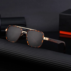 Men's polarized pilot sunglasses with gold metal frame and tortoiseshell temples