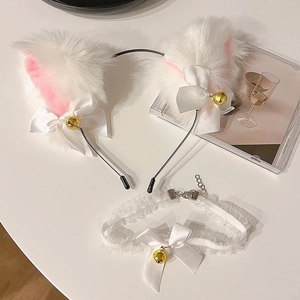 Détail de serre-tête oreilles de chat en peluche blanche et tour de cou en dentelle