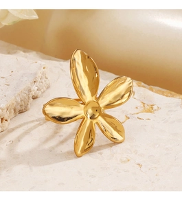 Gros plan sur une bague fleur massive plaquée or 18 carats aux détails polis