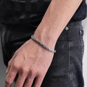 Bracciale a catena imperiale bizantina in acciaio inossidabile argento su polso uomo
