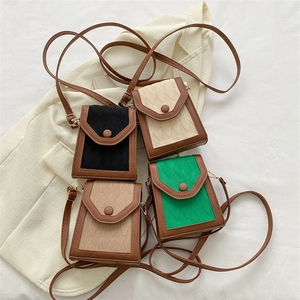Mini sac bandoulière au design matelassé et bordures contrastées en quatre coloris