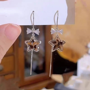 Elegante Ohrhänger mit Schleife und Stern aus Silber mit funkelnden Zirkonia