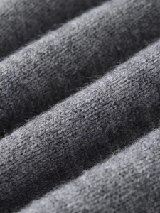 Vue macro d'un tricot gris montrant la texture douce et les mailles détaillées