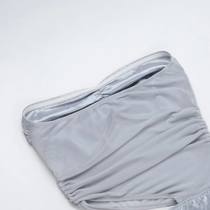 Détail de la robe bustier en satin argenté avec texture plissée élégante et fini soyeux