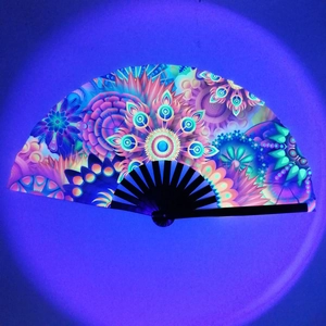 Éventail pliant en bambou avec motif mandala néon sur cadre noir pour la scène