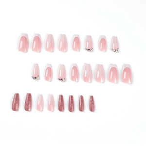 Unghie finte French rosa e bianche con glitter rosa scintillanti e strass brillanti