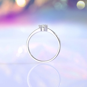 Anello in argento sterling S925 con incastonatura a sei griffe e moissanite