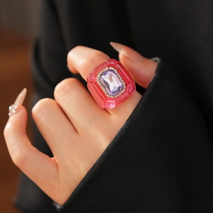 Vue détaillée d'une bague vintage en résine avec pierre violette facettée et strass brillants