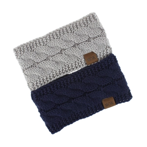 Détail de bandeaux d'hiver en tricot torsadé gris et bleu marine avec étiquettes MOK