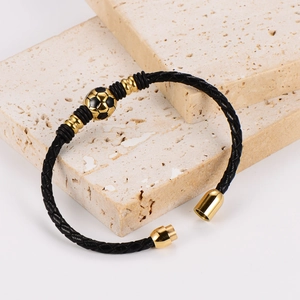 Geflochtenes Herren-Lederarmband in Schwarz mit goldenen Fußballperlen und Magnetverschluss