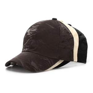 Détails de casquettes multicolores avec texture froissée imperméable et bord incurvé