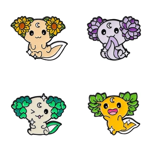 Set di spille smaltate a forma di axolotl con girasole e quadrifoglio su bianco