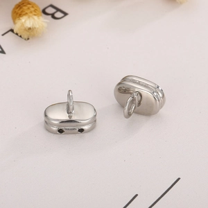 Detailansicht polierter Edelstahl-Ovalverbinder für Lederarmbänder und DIY-Schmuckzubehör