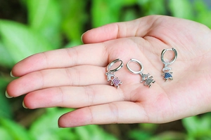 Orecchini a cerchio in argento con ciondoli bimbo e bimba con cristalli colorati