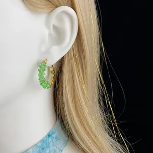 Créoles en C plaquées or avec pierres de cristal vertes et disques en métal
