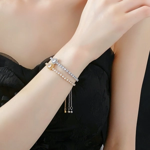 Détail de bracelets tennis cœur ajustables en or et argent avec pierres de zircone