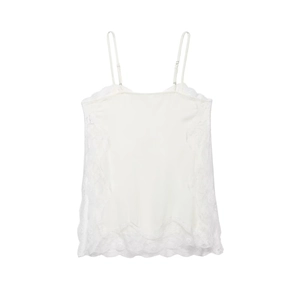 Primer plano de la camiseta de encaje blanco crema con tirantes ajustables y tela sedosa