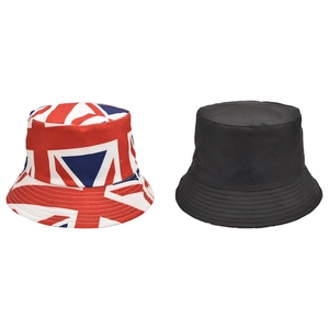Detail eines bedruckten UK-Flaggen-Fischerhuts neben einem klassischen schwarzen Sonnenhut