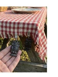Détail du poids de nappe en fonte en forme de hibou avec clip pour pique-nique en plein air