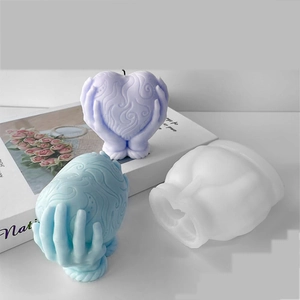 Stampo in silicone mani che tengono cuore con campioni di candele a rilievo floreale