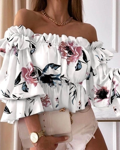 Detail eines geblümten schulterfreien Chiffon-Tops mit Rüschenärmeln und gesmoktem Ausschnitt