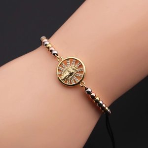 Detailansicht von Bohemian Goldarmband mit Zirkon-Inlay und Jungfrau Maria Charme