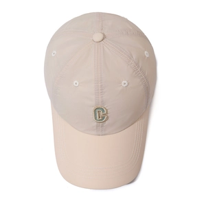 Leichte schnelltrocknende beige Baseballkappe mit grünem Buchstaben C für Outdoor-Sport
