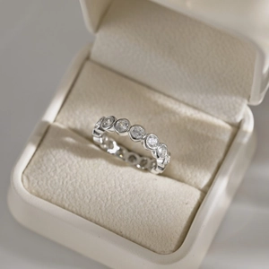 Macro shot of a S925 silver ring featuring circular cubic zirconia in a jewelry box