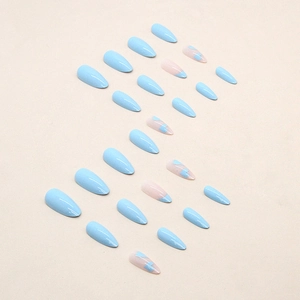 Unghie finte a mandorla francesi con cuori azzurri e finitura color macaron