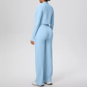 Détail d'un ensemble de sport bleu clair avec haut court à manches longues et pantalon large