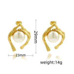 Detailansicht der 18k Gold Perlenohrringe mit Größe 29mmx23mm und Gewicht von 14g