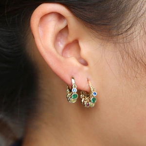 Minimalistische goldene Creolen mit bunten Zirkonia-Edelsteinen für Damen