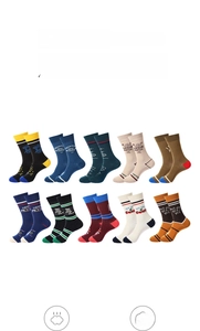 Détails de chaussettes en coton colorées avec motifs graphiques et textes variés