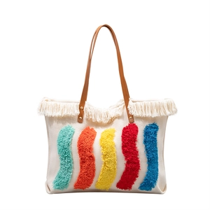 Borsa tote in tela con nappe colorate a onde e manici in ecopelle marrone su sfondo bianco