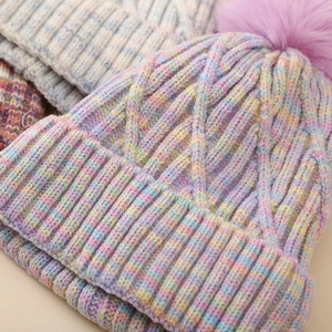 Bunte Space-Dye Strickmütze für Mädchen mit großem lila Kunstpelz-Bommel für den Winter